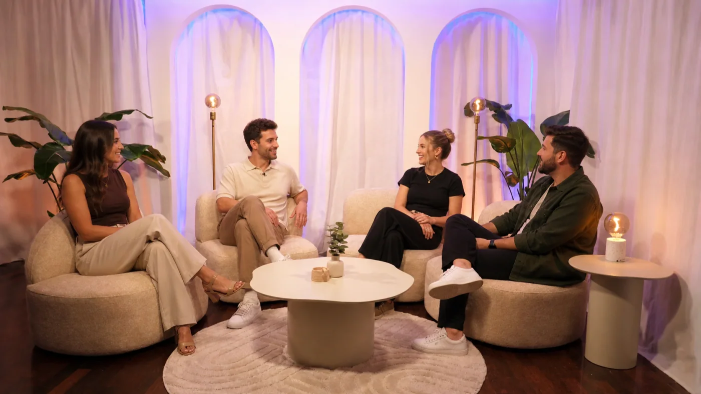 Quatre personnes réunies dans le décor lumineux du plateau podcast du 264